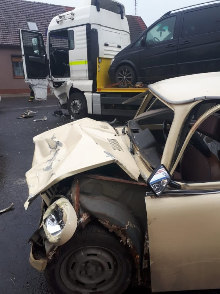 Wielichowo: Trabant zderzył się czołowo z samochodem ciężarowym! Lądował LPR!