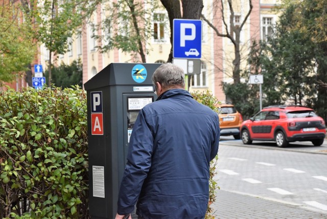 Stawki w strefie płatnego parkowania mają wzrosnąć. Obszar strefy ma być większy.