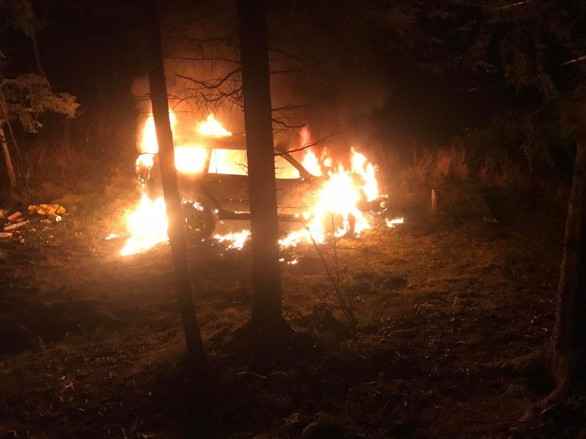 Kościelisko. Samochód doszczętnie spłonął w lesie. Strażacy nie mogli dojechać tam wozami gaśniczymi