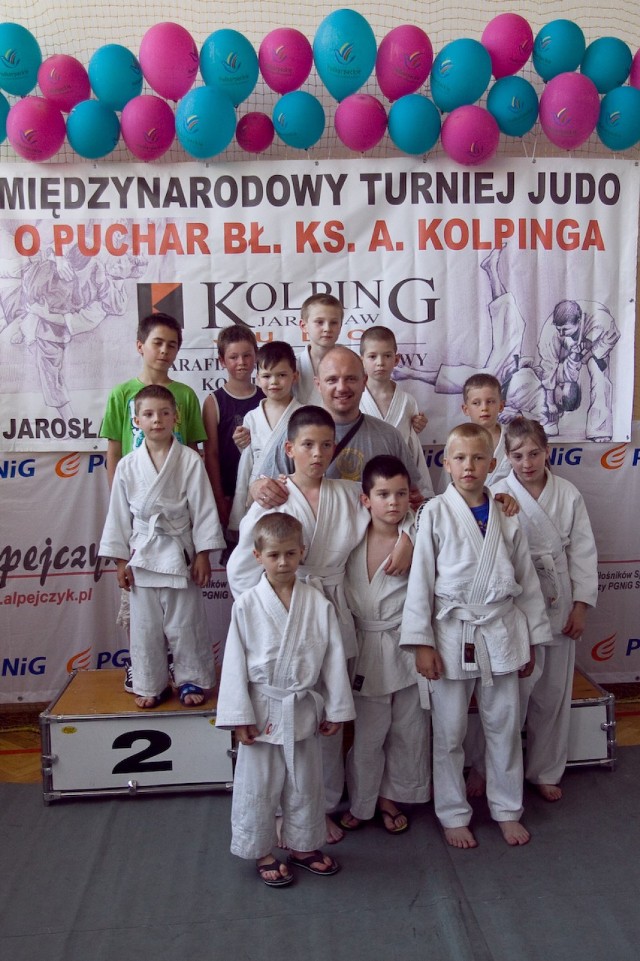 zawodnicy UKS"AKADEMIA JUDO RZESZÓW' wraz z trenerem mgr Marcinem Paśko na Turnieju w Jarosławiu 04-06-2011