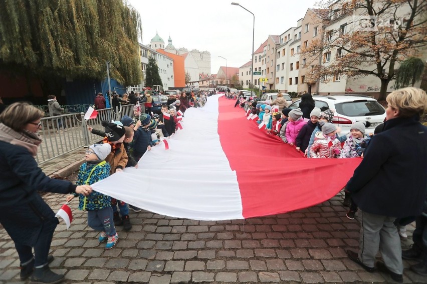 Uczniowie ponieśli ogromną flagę ulicami Szczecina [ZDJĘCIA, WIDEO] 