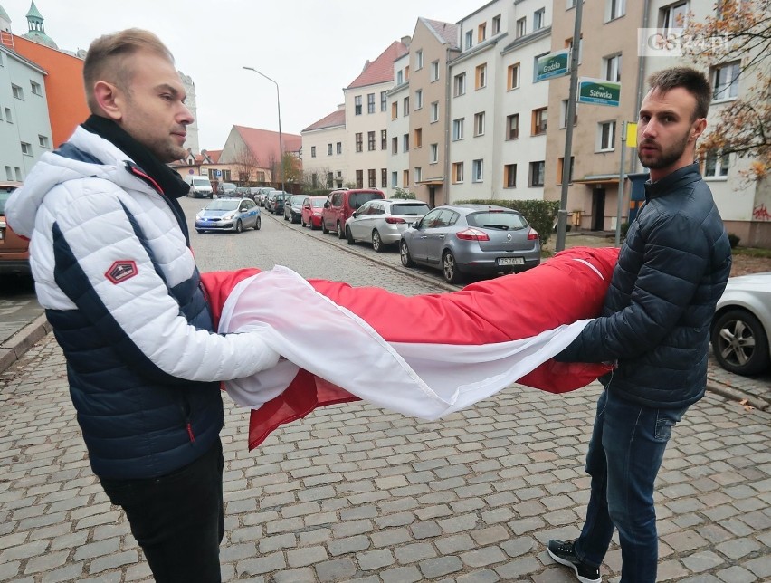 Uczniowie ponieśli ogromną flagę ulicami Szczecina [ZDJĘCIA, WIDEO] 