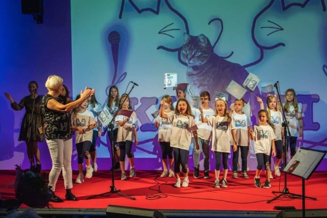 Koncert z okazji Dnia Nauczyciela w Ostrowieckim Browarze Kultury. Na zdjęciu chór dziecięcy "Kotki Dwa" z dyrygentką Ewą Goworowską.