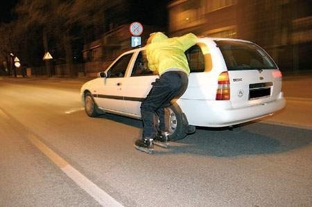 Trzymając się samochodu rolkowiec pędził 130 km/h...