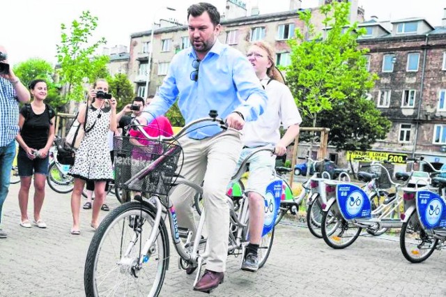 Co robić w Warszawie jesienią?
W Warszawie jest ponad 400 km ścieżek rowerowych. Do tego, jednoślady możemy wypożyczyć na jednej z dwustu stacji miejskiego systemu Veturilo. To wystarczające zaproszenie, żeby w ciepły, jesienny dzień wsiąść na rower i poznać nieznane zakamarki stołecznego miasta.

Tandemy w Warszawie. Nowe Veturilo dla dwóch osób