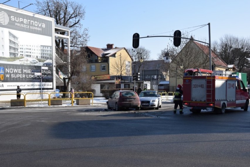 Pruszcz Gdański:  Nie dostosował się do sygnalizacji - kolizja drogowa na skrzyżowaniu w centrum miasta [ZDJĘCIA]