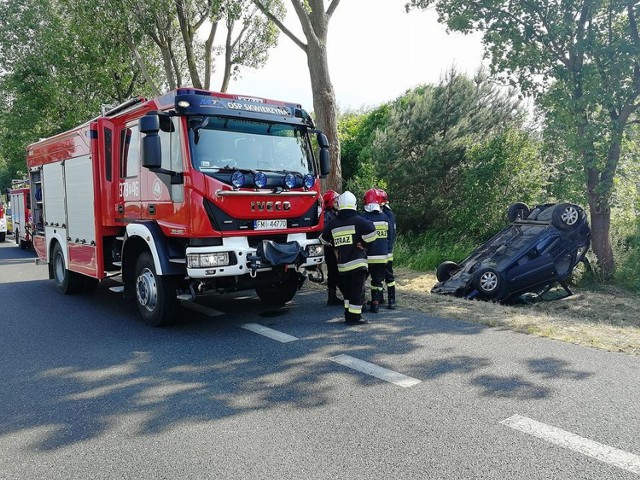 Serię interwencji rozpoczął wypadek na drodze koło Trzebiszewa. Około godz. 16.15 podczas menewru wyprzedzania przez opla vectrę, osobowy renault zjechał z drogi i dachował. Sytuacja wyglądała bardzo groźnie. Po koziołkowaniu na poboczu renault zawisł tyłem na drzewie.