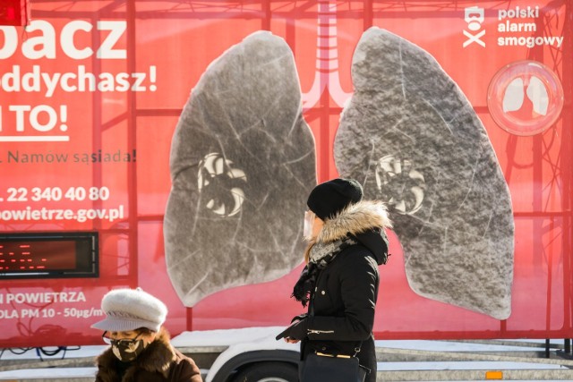 Na początku roku w Bydgoszczy stanęła instalacja z "płucami", które szybko się zabrudziły pokazując stan powietrza w centrum miasta. Czujniki pozwolą sprawdzić, co i w jakim natężeniu nas truje.