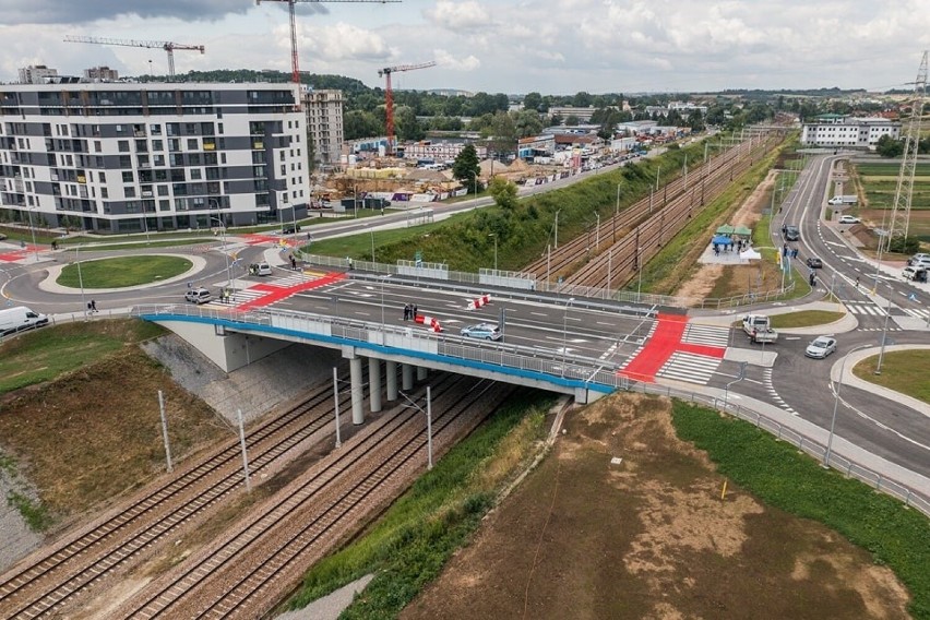 Kraków. W Batowicach otwarto nowy wiadukt samochodowy nad torami