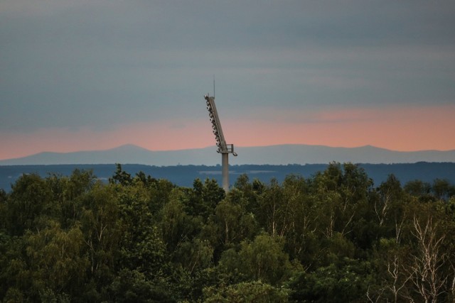 Pasmo Karkonoszy - zdjęcia wykonane z odległości ok. 140 kilometrów (Zielona Góra, os. Braniborskie).