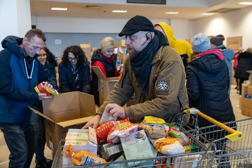 Kraków. Uchodźcy mogą przyjść na stadion miejski po paczki z żywnością i środkami higienicznymi [ZDJĘCIA]