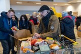 Kraków. Uchodźcy mogą przyjść na stadion miejski po paczki z żywnością i środkami higienicznymi [ZDJĘCIA]