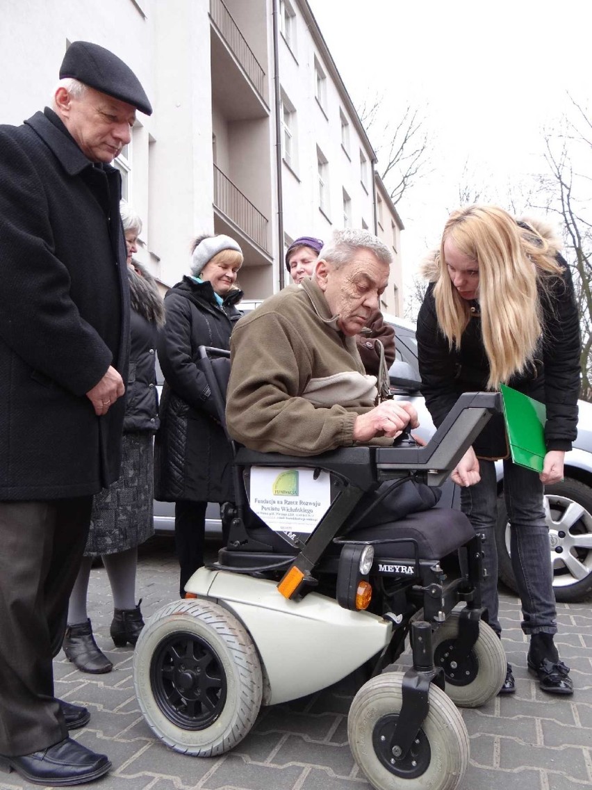 Pan Józef z Wielunia otrzymał wózek inwalidzki [FOTO]