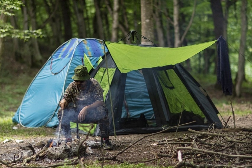 Nocowanie w lesie ma wiele zalet. Jedna jest bardzo ważna....