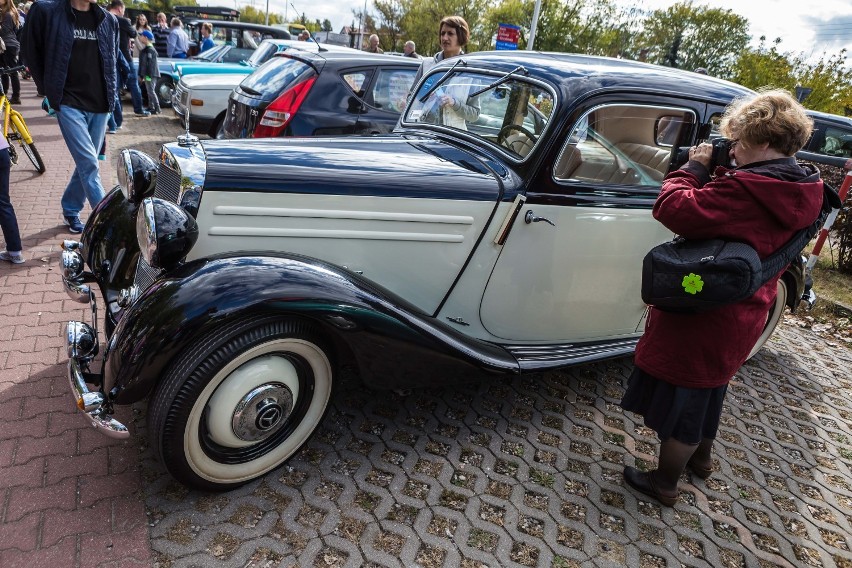 Dla nich te samochody są bezcenne. Zlot klasyków w Warszawie...