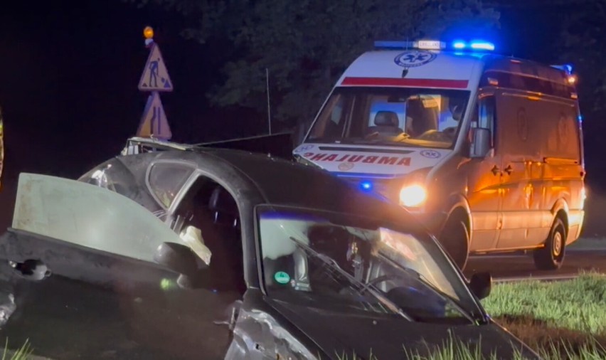 Wypadek na wjeździe do Wielunia.Kierowca hyundaia uderzył w dwa zaparkowane mercedesy