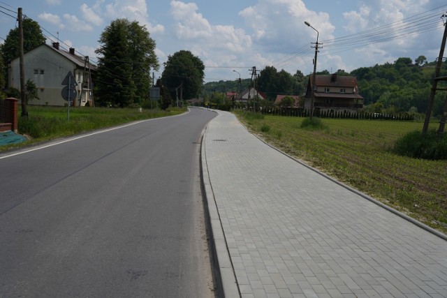 Nowy chodnik ze ścieżką rowerową powstał na odcinku dwóch kilometrów