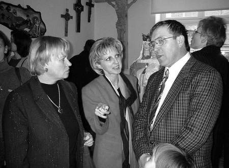 Podczas otwarcia wystawy Jerzy Sowijak zasypywany był licznymi pytaniami mieszkańców Kościana.  Foto. A.KACZMAREK