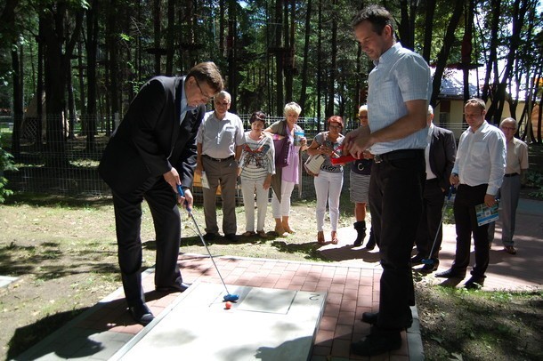 Minigolf w Człuchowie otwarty został  w 2012 roku. Zagrali wtedy samorządowcy