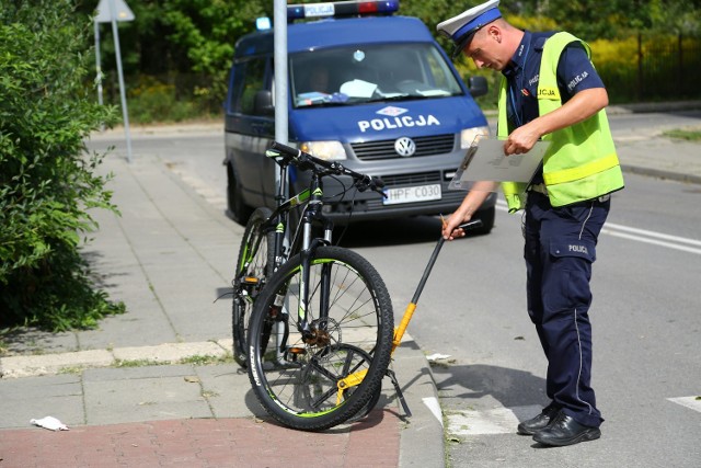 Kierujący renault trafic nie ustąpił pierwszeństwa przejazdu rowerzyście, który był na ścieżce rowerowej na ul. Dzielnej w Piotrkowie