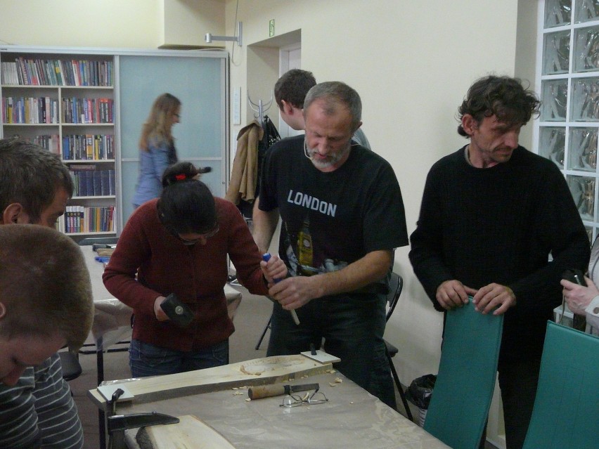 Wieluń: Uczyli się rzeźbić w bibliotece