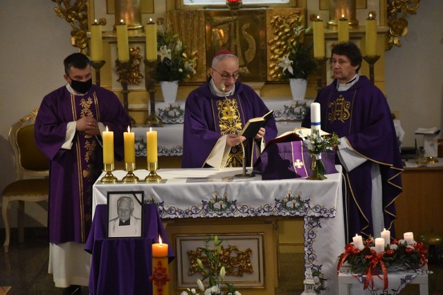 Uroczystości pogrzebowe odbyły się m.in. w kościele parafialnym w Sadlinkach. Przewodniczył im ks. bp Jacek Jezierski