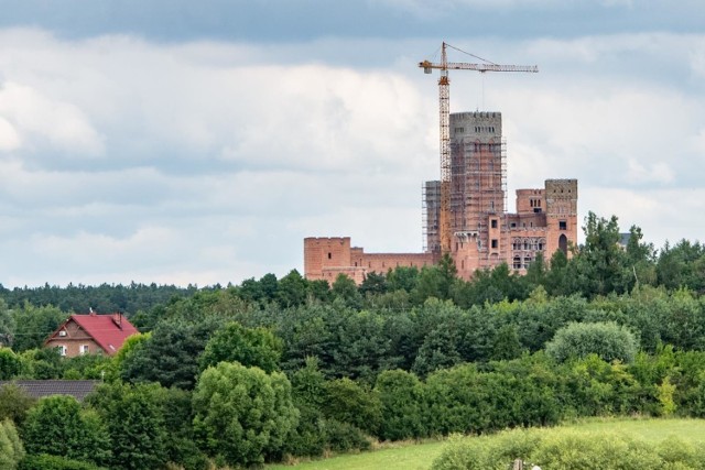 Kontrowersyjna inwestycja powstaje we wsi Stobnica pod Obornikami. Zamek ma być hotelem z salą kinową, kortem tenisowym i basenem.