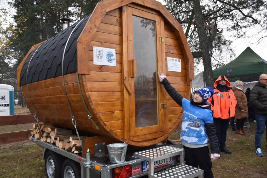 Zimna kąpiel zakończona wizytą w...saunie na kółkach! Morsy z gminy Stawiszyn oficjalnie rozpoczęły sezon. ZDJĘCIA