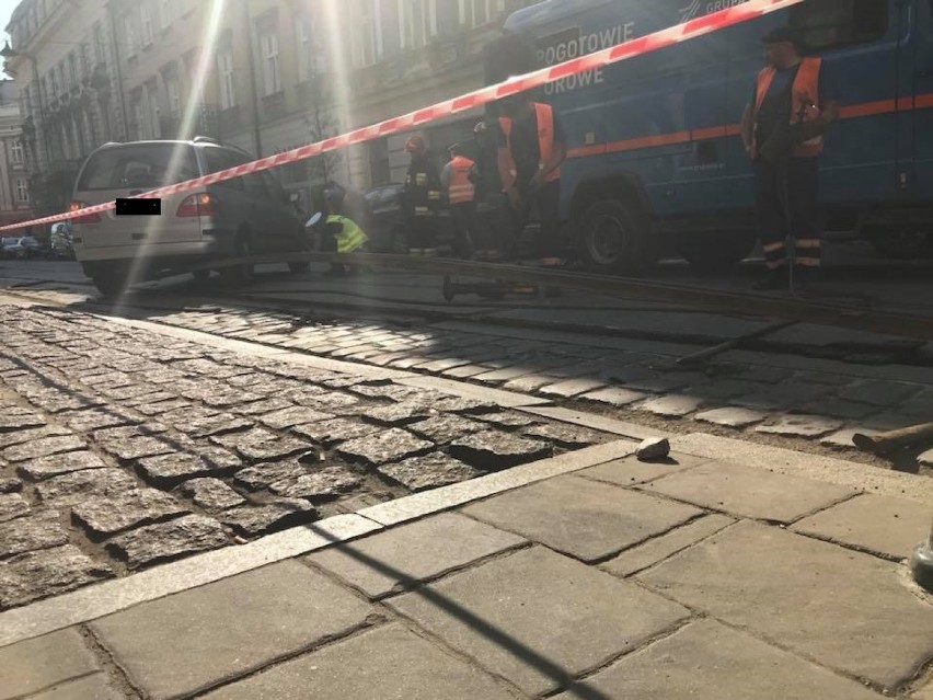 Kraków. Ekstremalne wybrzuszenie szyny na ulicy Zwierzynieckiej