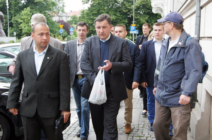 Przed biurem PO w Szczecinie odbył się happening Ruchu Narodowego.  Narodowcy wręczyli pracownikom biura worki z kamieniami.