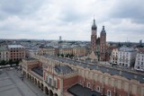 110 kamiennych schodków, by spojrzeć na Kraków z góry. Niesamowita panorama Krakowa z wieży ratuszowej [ZDJĘCIA]