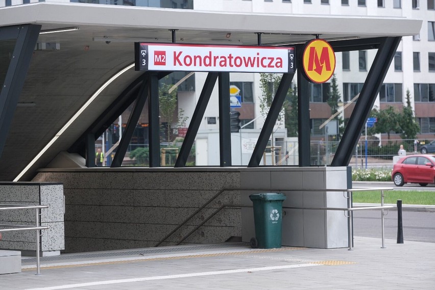 Druga linia metra w Warszawie. O co chodzi z płotkami ustawianymi na daszkach wiat? "Od początku były w projekcie"
