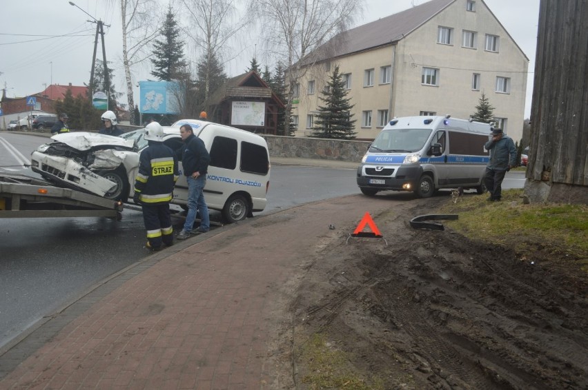 Wypadek w Tuchomiu. Na zakręcie doszło do bocznego zderzenia osobówki z ciężarówką 