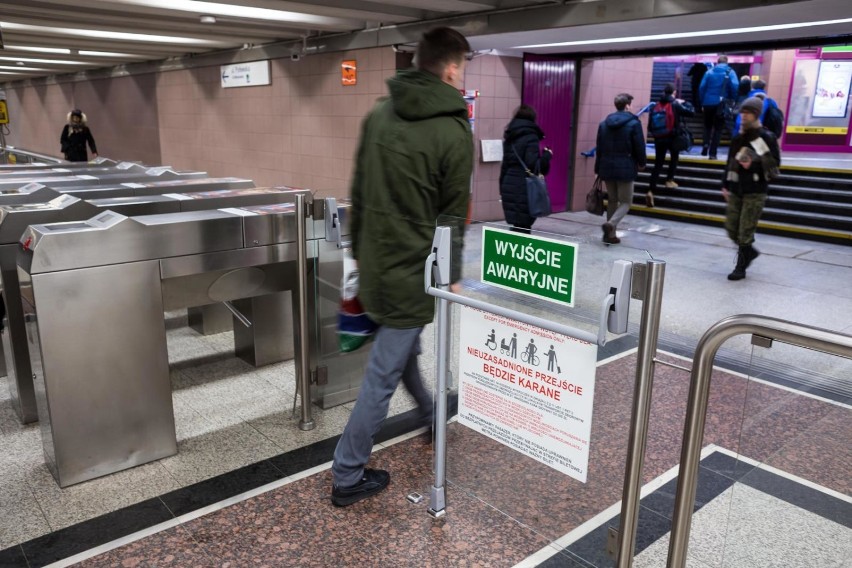 Awaria prądu w Warszawie. Nie jeździ metro warszawskie,...