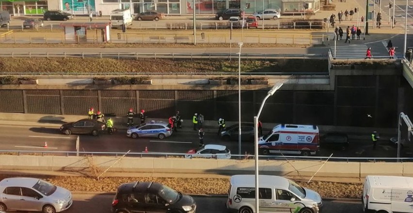 Katowice: Wypadek w tunelu [ZDJĘCIA]. Zderzenie czterech samochodów, dwie kobiety ranne