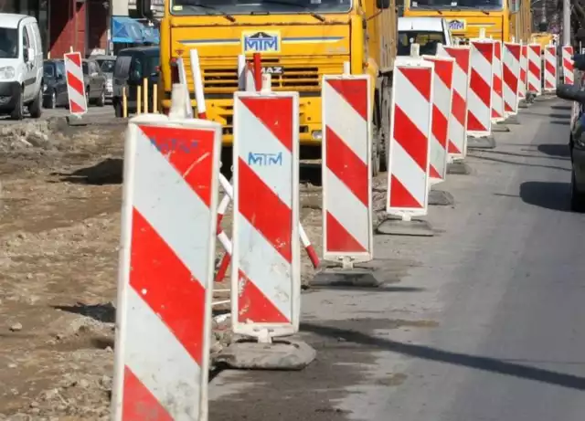 05.08.2017 gdansk,  aleja grunwaldzka - kolejny etap prac  remontowych. na przebudowywanym a obecnie calkowicie zamknietym odcinku  ulicy od skrzyzowania z ulica braci lewoniewskich i abrahama trwaja prace zwiazane z kladzeniem masy bitumicznej
fot. karolina misztal / polska press / dziennik baltycki