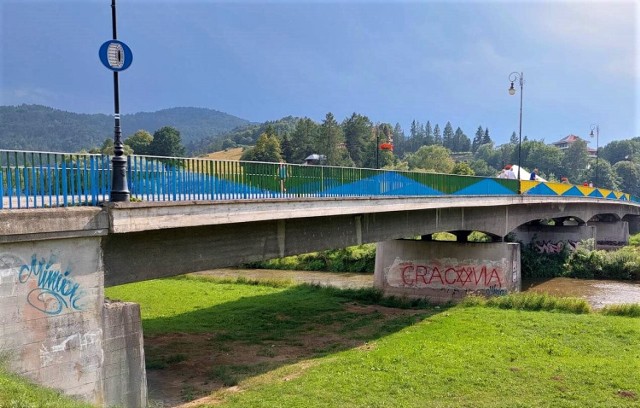 Most prowadzi do dzielnicy Zapopradzie, w której znajduje się basen, amfiteatr, sanatoria oraz słynne muszyńskie Ogrody