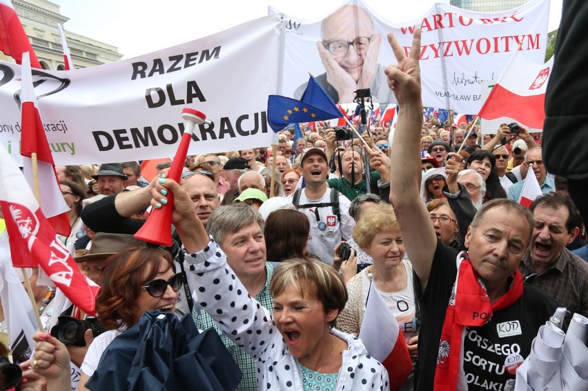 Manifestacja KOD w czasie szczytu NATO w Warszawie. Hasło:...