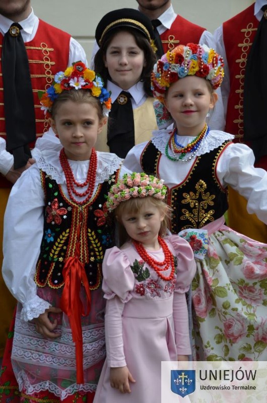 Święto 3 Maja w Uniejowie 2022. Ozdobą był premierowy występ Polsko-Saksońskiego Zespołu Tańca „MOST” ZDJĘCIA