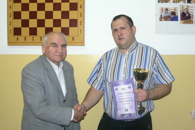 Andrzej Woźniak (z prawej) został mistrzem Łowicza 2013 w szachach błyskawicznych