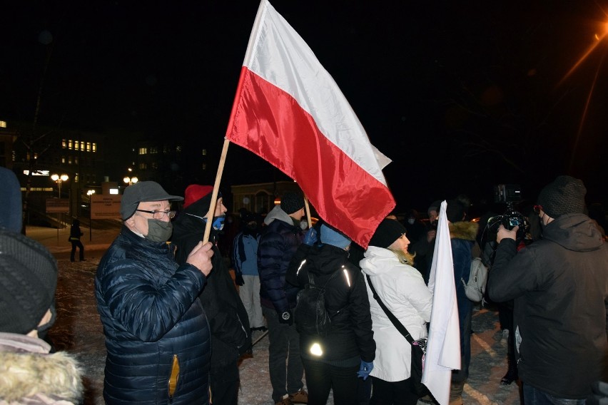 Mieszkańcy powiatu jasielskiego tłumnie okazali wsparcie miejscowym ratownikom medycznym. Nie chcą, by przejęło ich Krosno [FOTORELACJA]