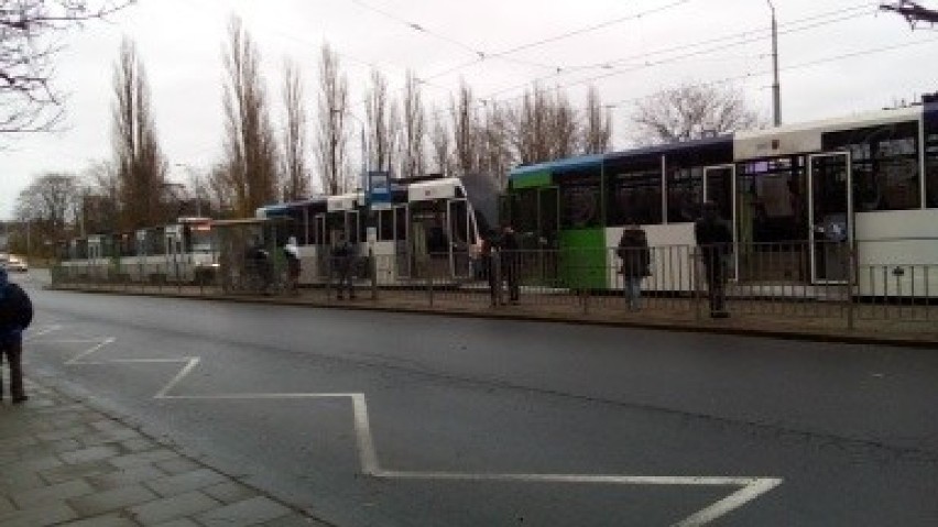 19 listopada. Uszkodzony tramwaj linii 6 zablokował przejazd...