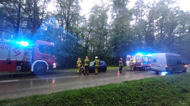 W Szadkowicach zderzyły się trzy samochody. Powodem kraksy była nieuwaga kierującej fiatem mieszkanki powiatu poddębickiego.