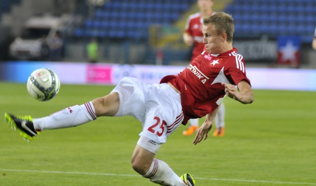 Paweł Stolarski jest wychowankiem Wisły Kraków. W ekstraklasie zadebiutował  jako piłkarz 17-letni w kwietniu tego roku. W tym sezonie w lidze zagrał w dziewięciu spotkaniach, w tym w pięciu od początku