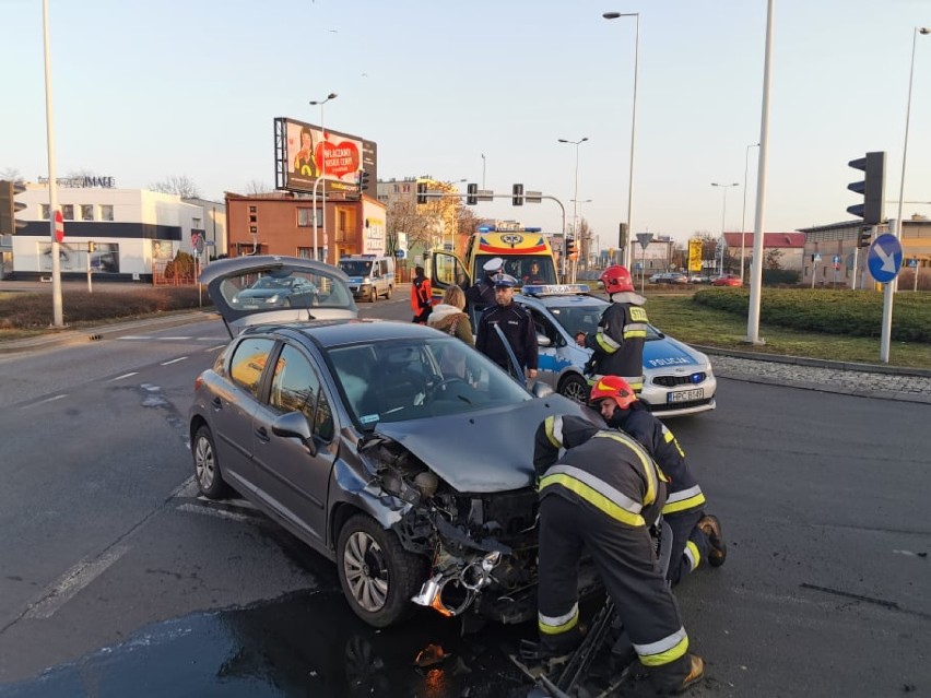 Wypadek na skrzyżowaniu ul. Okrzei - Wronia we Włocławku. Zderzenie hondy z peugeotem [zdjęcia]