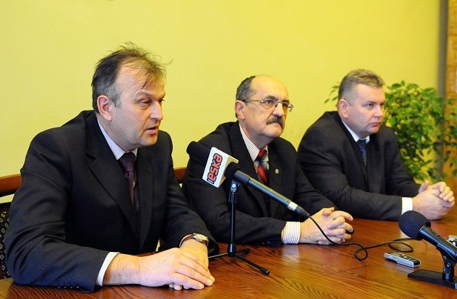 Od lewej: radny PiS Władysław Bukowski, Andrzej Matusiewicz oraz radny Janusz Hamryszczak