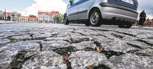 Jeśli drogowcom nie uda się namierzyć sprawcy, wtedy naprawa będzie przeprowadzona na koszt zarządu dróg. A to oznacza, że zapłacą za nią wszyscy podatnicy