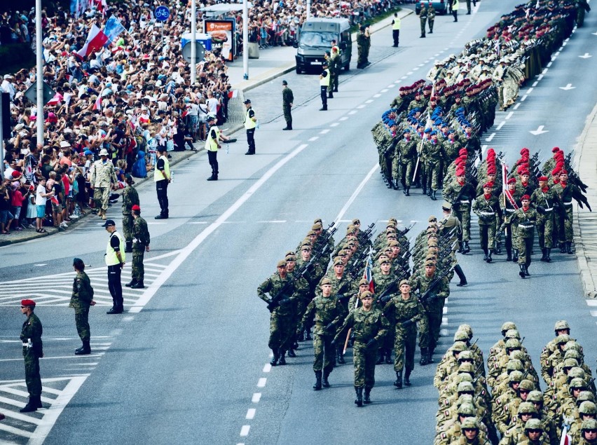 Wielka defilada wojskowa 2018 Warszawa. Tak wielkiej parady jeszcze w stolicy nie było [ZDJĘCIA]