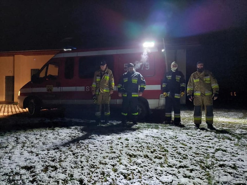 Strażacy z OSP Wąwał ratowali rannego bobra. Trafił do Osady Leśnej w Kole [ZDJĘCIA]