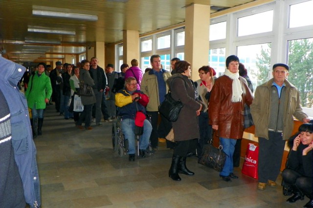 Kolejka ciągnęła się od oddziału ortopedii do holu głównego. Chory musiał przyjść osobiście, bo każdego przy zapisie musiał obejrzeć lekarz